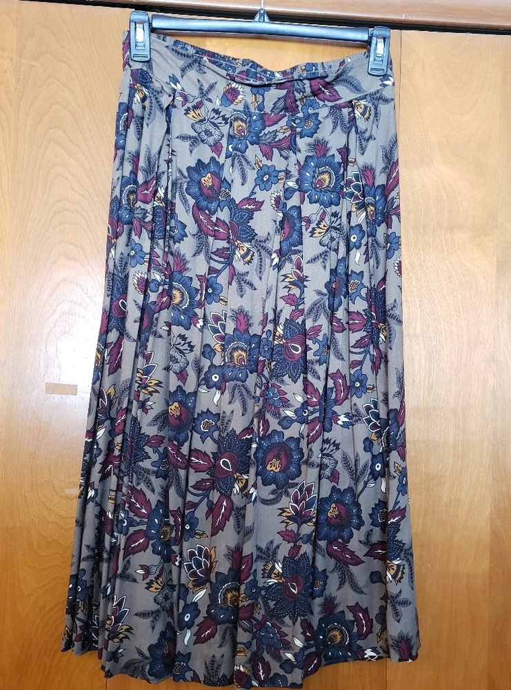 Vintage-Inspired Segue Floral Midi Skirt